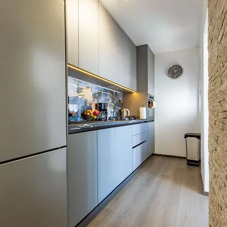 7th Heaven 2br With Balcony Apartment