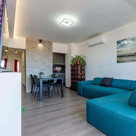 7th Heaven 2br With Balcony Apartment *