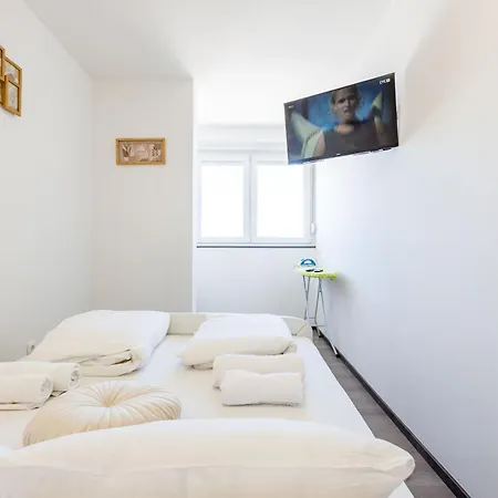 7th Heaven 2br With Balcony Apartment